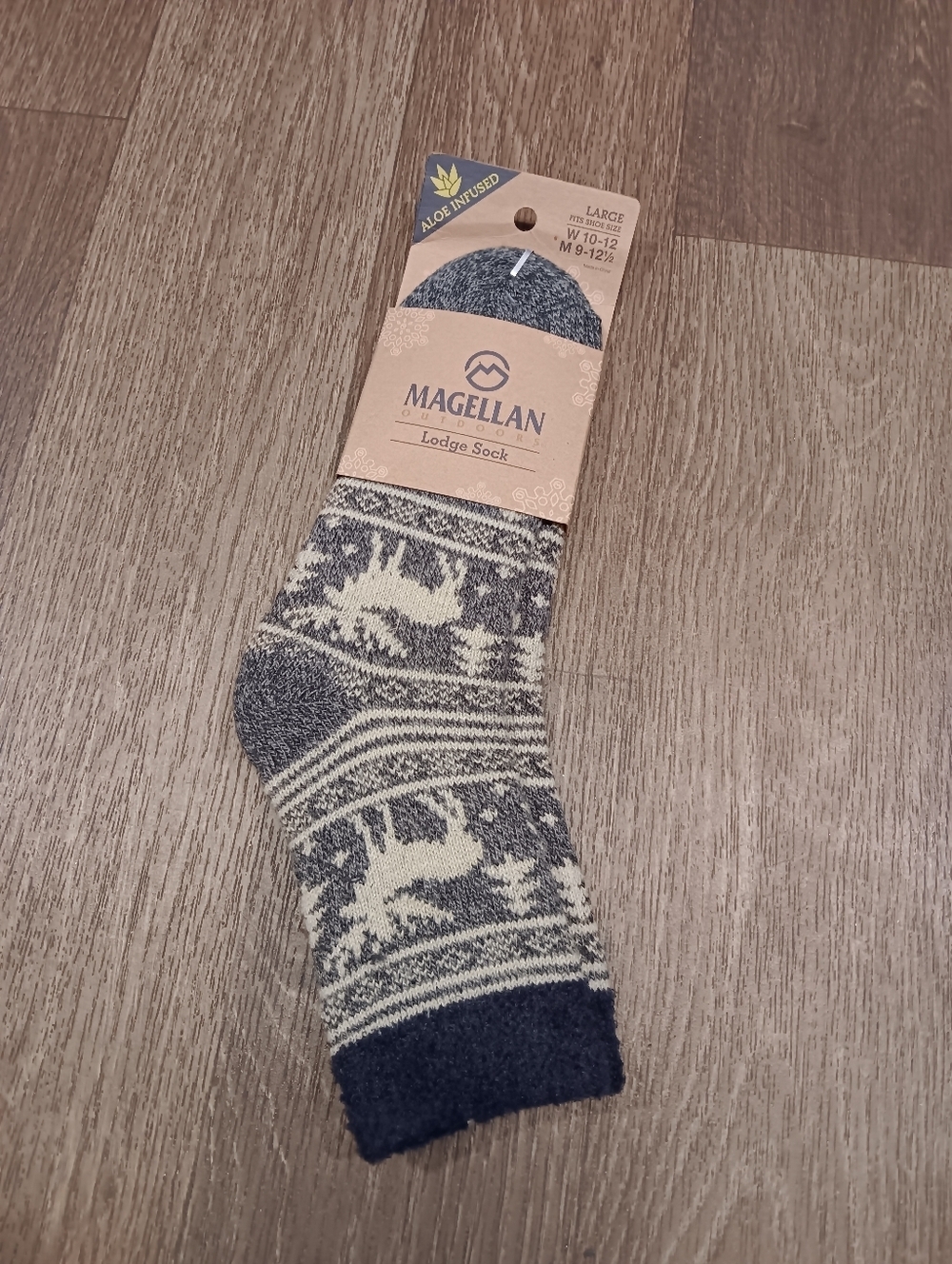 Magellan Outdoors Men's Navy and Cream Lodge Knit Socks
